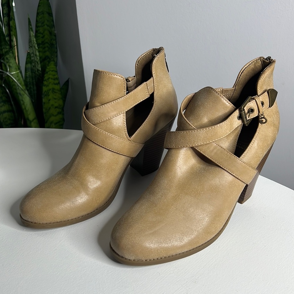 GUESS CROSS STRAP HEELED BOOTIES